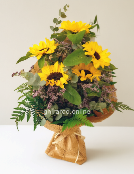 Mazzo steso di girasoli