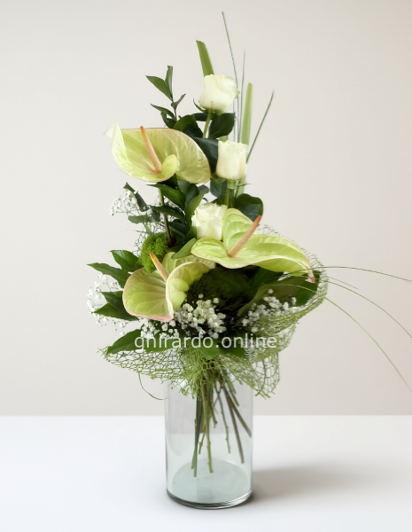 Mazzo stilizzato con anthurium e rose