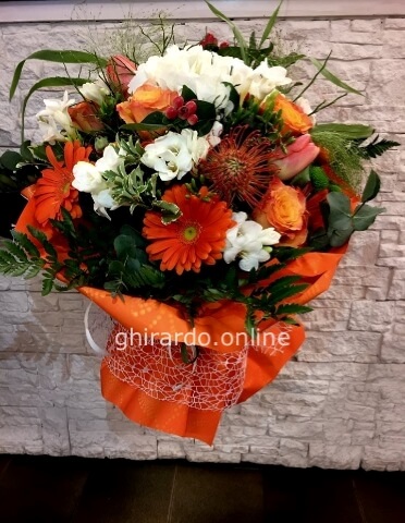 Bouquet di fiori assortiti, bianco e arancio