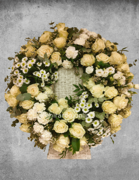 Coroncina di fiori assortiti.