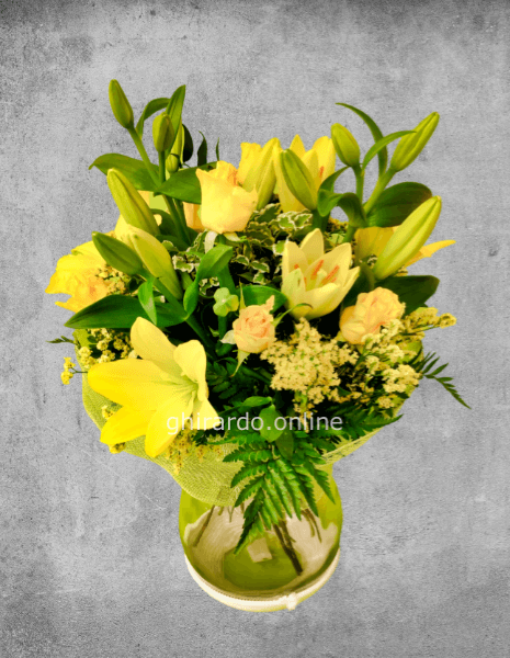 Bouquet di rose e lilium gialli
