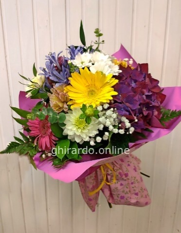 Bouquet assortito di fiori freschi colorati. BASIC