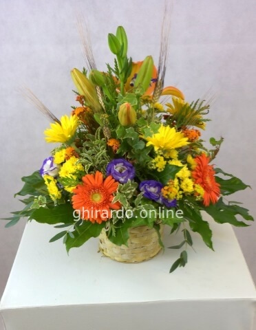 Cestino con fiori multicolori