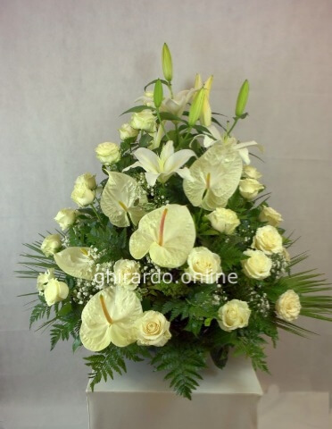 Composizione in ciotola con fiori semplici