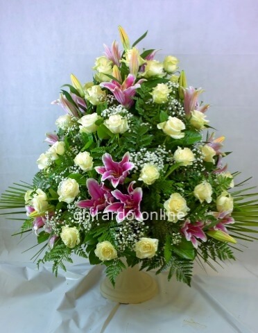 Composizione funebre con lilum e rose