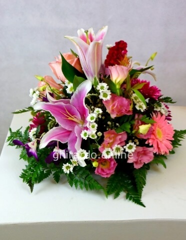 Composizione di fiori freschi per centrotavola.