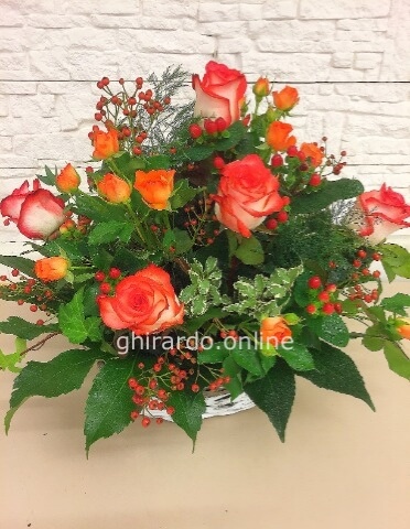 Cestino con rose e viburno o altro verde