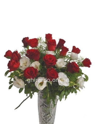 Bouquet di rose rosse e lisianthus.