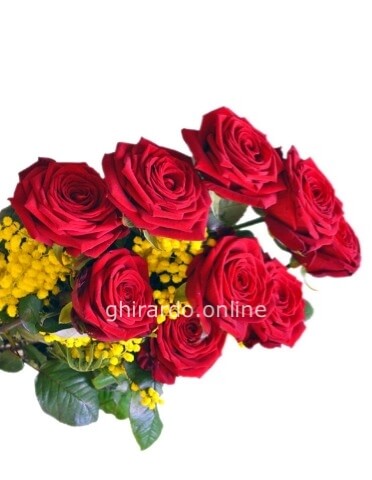 Mazzo di rose rosse a gambo lungo, con mimosa