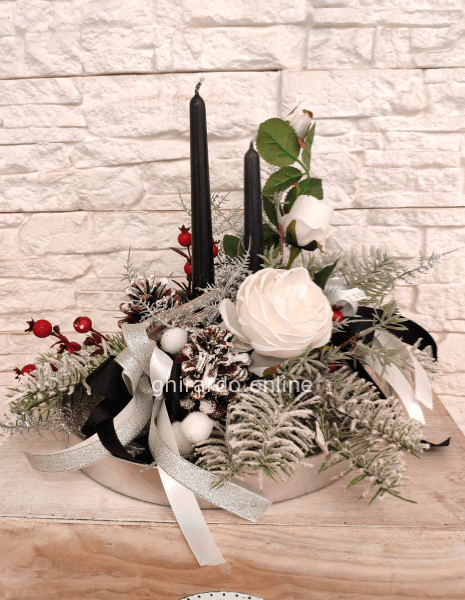Centrotavola natalizio artificiale tendenza color argento, con fiori e foglie .