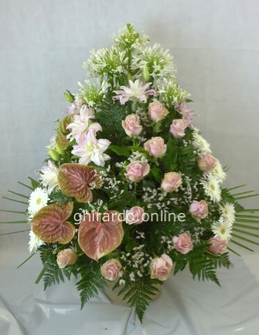 Composizione funebre sui toni del bianco e rosa