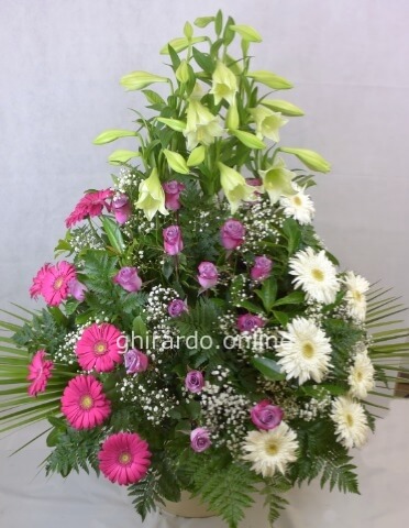 Composizione funebre sui toni del bianco e fucsia