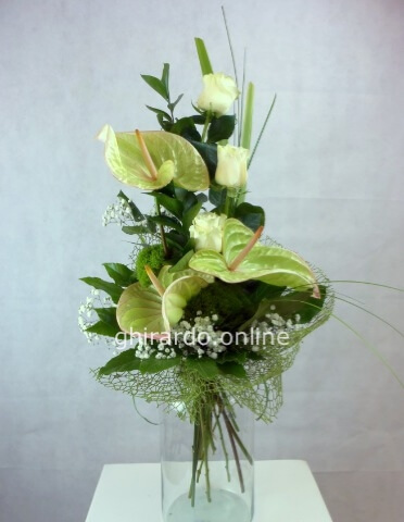 Mazzo stilizzato con anthurium chiari e rose bianche