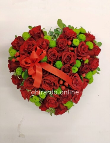 Cuore di rose rosse, santini e hypericum