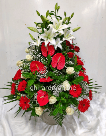 Composizione funebre sui toni del bianco e del rosso