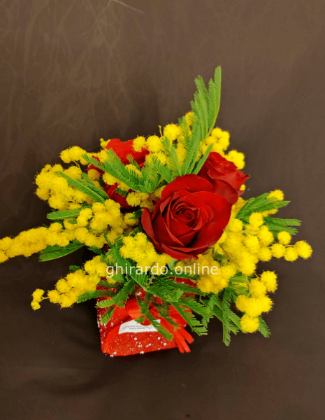 Sushi di mimosa e rose rosse