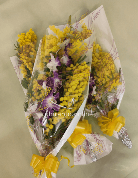 Busta con mimosa e orchidea dendrobium