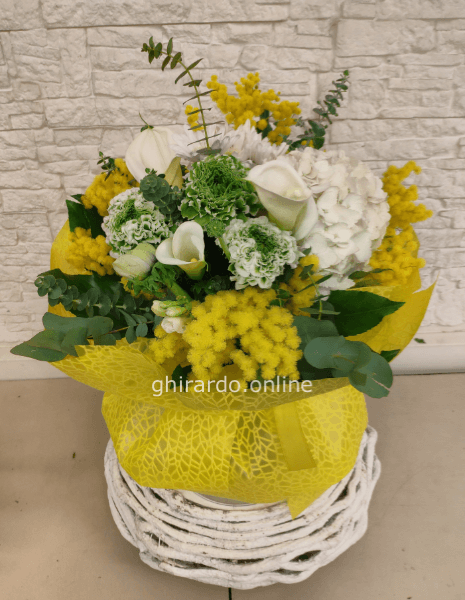 Bouquet di fiori bianchi e mimosa