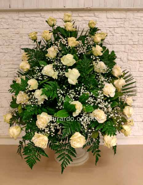 Composizione funebre di rose bianche